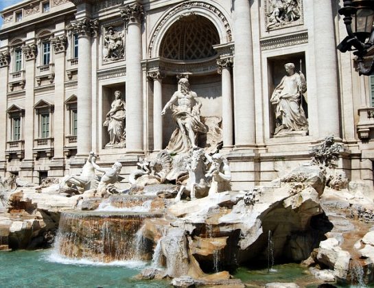 Fontana de Trevi en Roma Turistas lanzan cerca de 15 millones de euros en monedas anualmente en la Fontana de Trevi. Este dinero se destina a la caridad. (Foto: Pixabay)