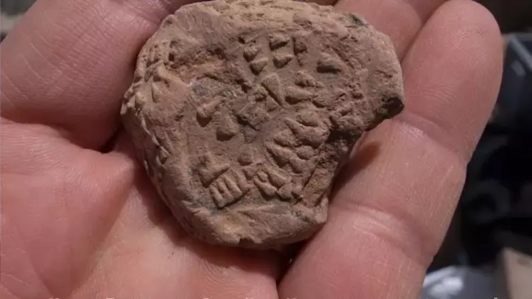 Enterrado en las ruinas, un sello real de terracota contenía un mensaje amenazador en cuneiforme: "Quien rompa esto morirá". (Fuente: Anatolian Anarchaeology IHA Divulgación)