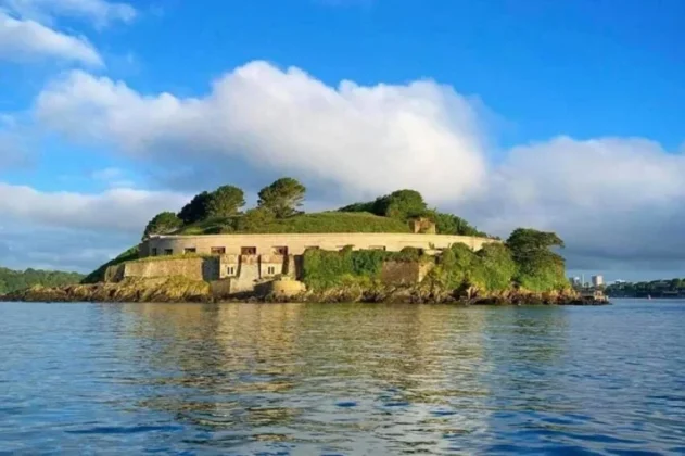 Nombrada en honor al legendario navegante Sir Francis Drake, quien partió de sus costas en 1577 para explorar el mundo, la isla posee una rica herencia histórica. (Foto: Facebook)