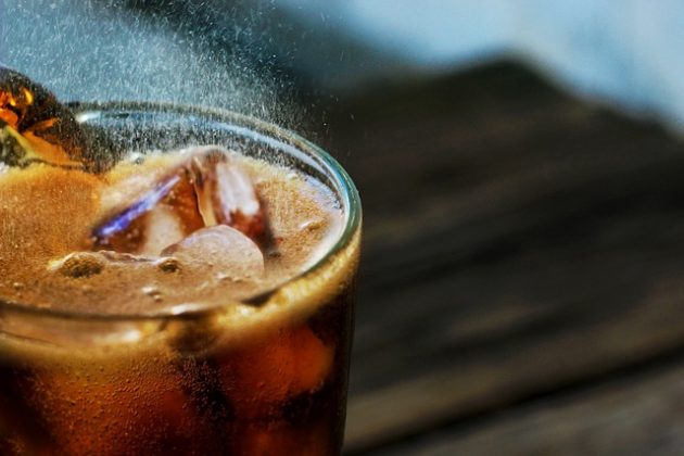 Este experimento rudimentario marcó el nacimiento de lo que hoy conocemos como refresco. (Foto: Pixabay)