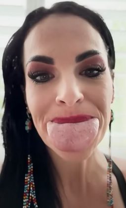 Brittany Lacayo ostenta el título de tener la lengua más ancha del mundo. (Foto: YouTube / Guinness World Records)