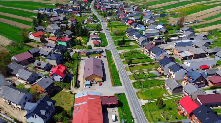 La ciudad alberga a unos 6 mil habitantes, todos viviendo a lo largo de una única vía (Foto: Reproducción / YouTube / Florian Vataj)