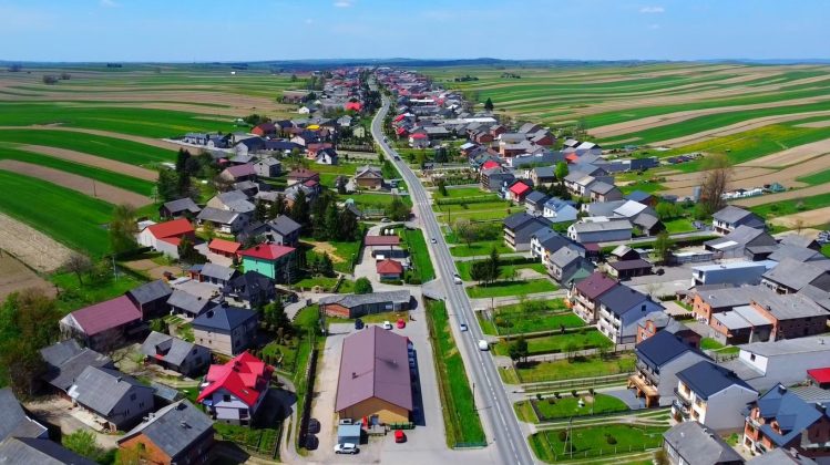 La curiosa ciudad de 6 mil habitantes que tiene solo una calle (Foto: Reproducción / YouTube / Florian Vataj)